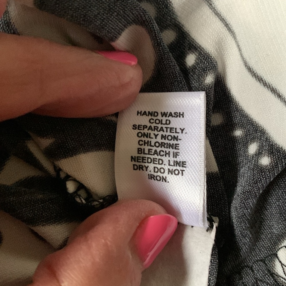 Cato Black & White Graphic Blouse EUC - Picture 8 of 8